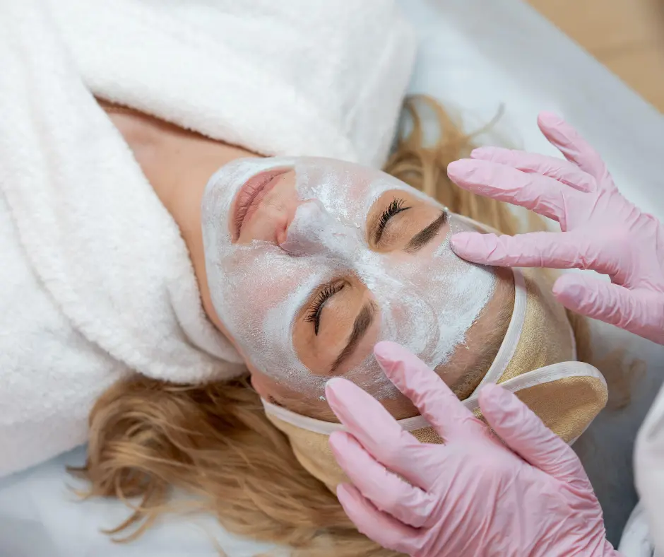Cosmetologist in Indirapuram